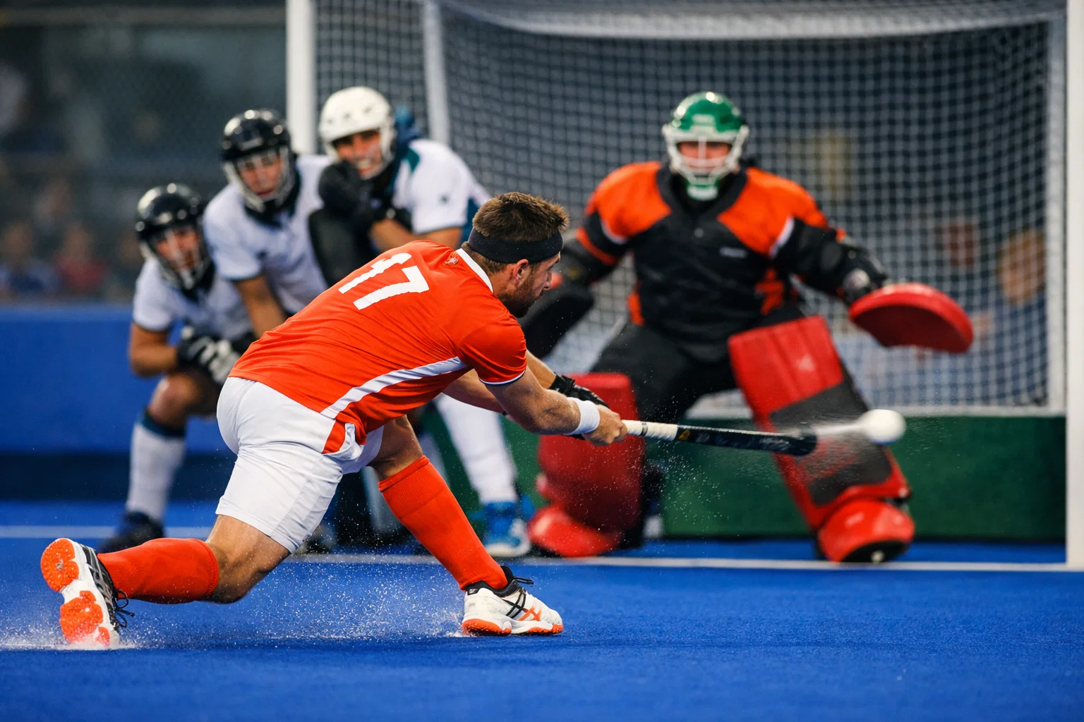 Strafcorner specialist neemt schot op doel tijdens hockeywedstrijd