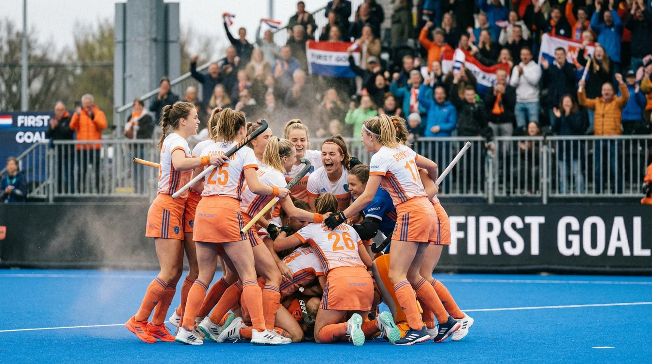 Hockeyspeler viert eerste doelpunt van de wedstrijd met teamgenoten