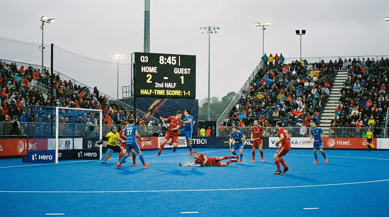 Hockeywedstrijd in actie met scorebord zichtbaar