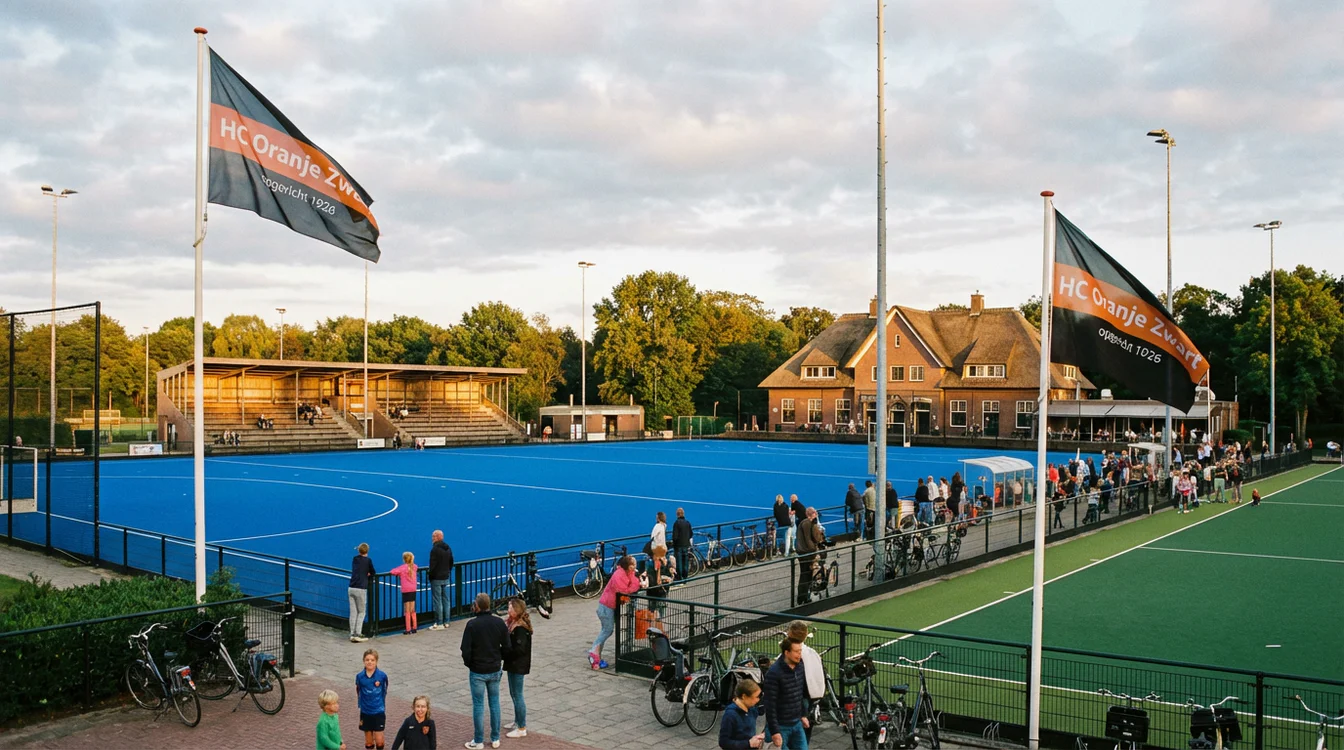 Nederlands hockeyclubterrein met kunstgrasveld en clubgebouw